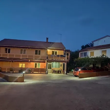 Apartman & Nora *