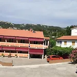 & Nora Ραμπ
